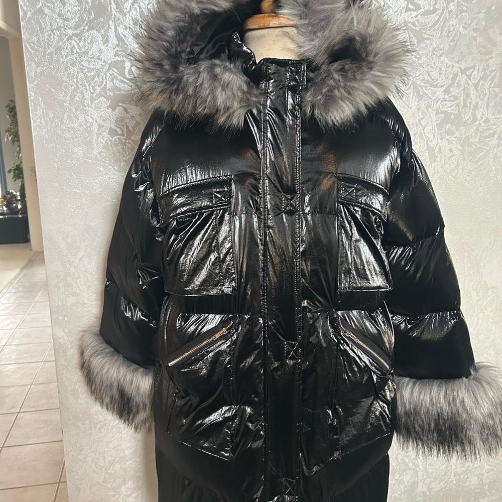 Elegant Black Puffer Jacket with Faux Fur Trim